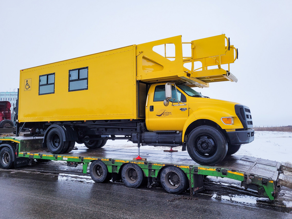 Автопарк аэропорта пополнился амбулифтом Автопарк аэропорта пополнился амбулифтом